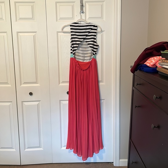 Perfect summer wedding guest dress - Picture 2 of 2